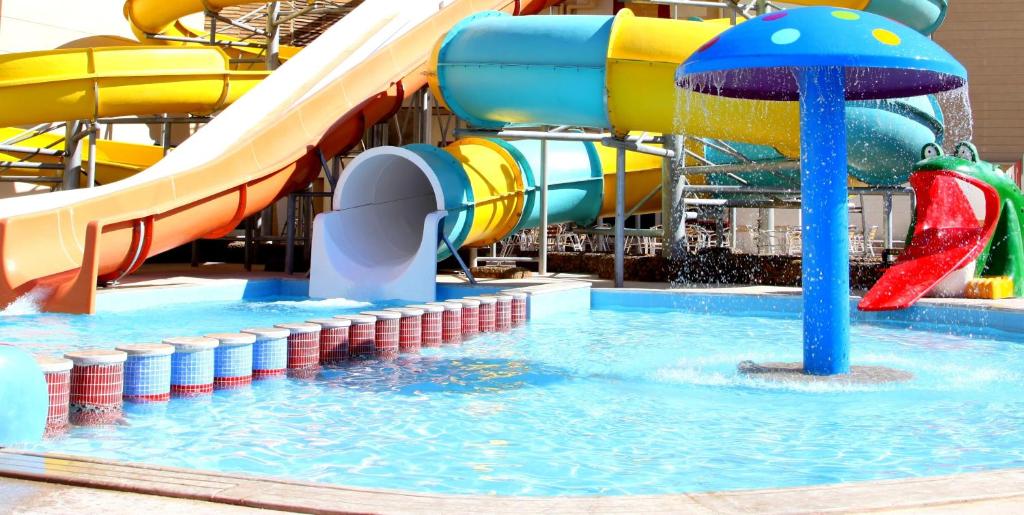 رحبًا بك في عالم الملوك – King Tut Resort غرف واسعة بتصميم ملكي أكوا بارك، شاطئ خاص، وعروض ترفيهية All Inclusive فاخر لكل أفراد العيلة مثالي للعائلات اللي بتحب الفخامة والمرح احجز دلوقتي وعيش جو الملك توت عنخ آمون!